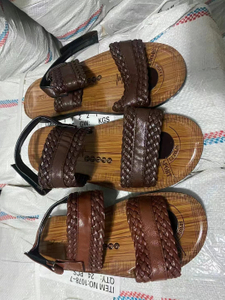 Sandales en bois et cuir Stockpapa